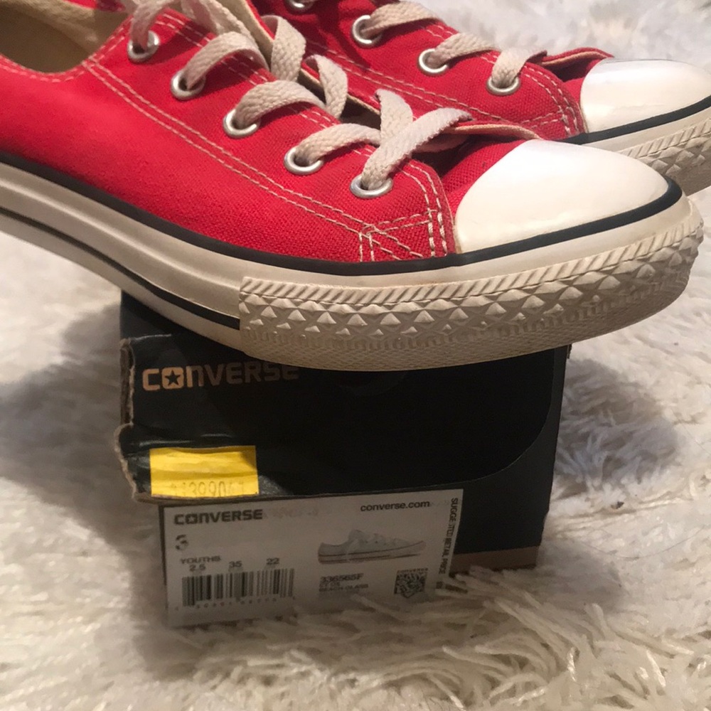 Red converse - Picture 6 of 6